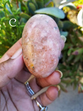 Load image into Gallery viewer, Guava Cipolin Palm Stones
